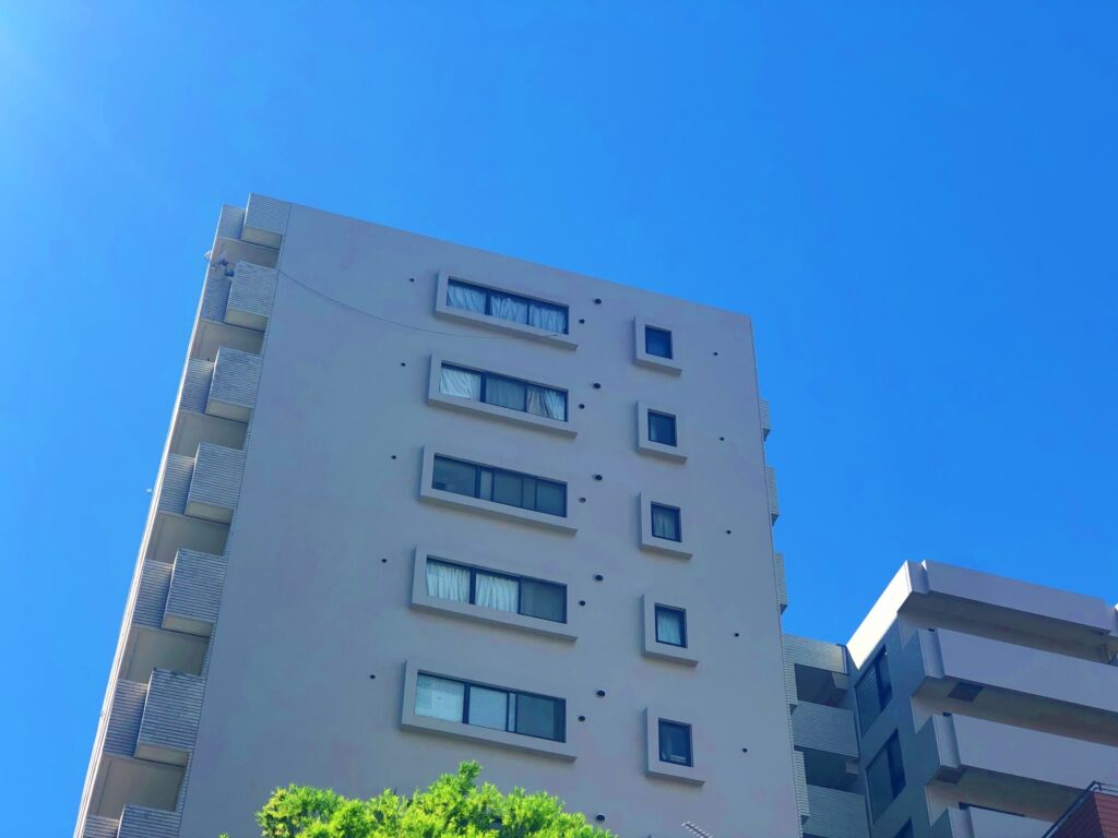 白いマンションと青空の写真