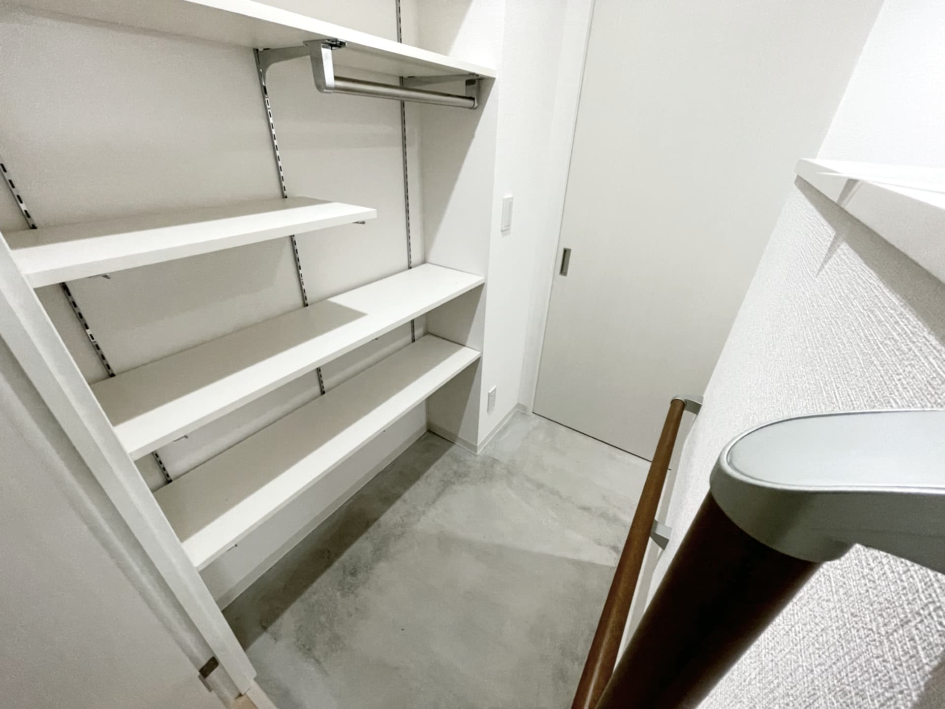 カバンやコートをリビングに持ち込まない便利な玄関クローゼット