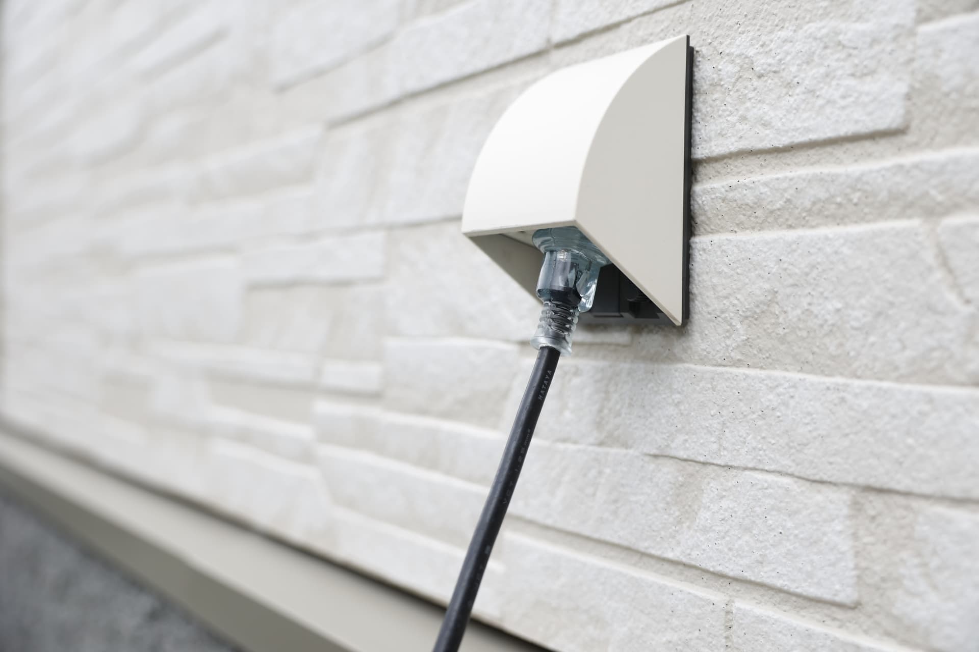 高圧洗浄機の使用や庭での作業に役立つ便利な屋外コンセント