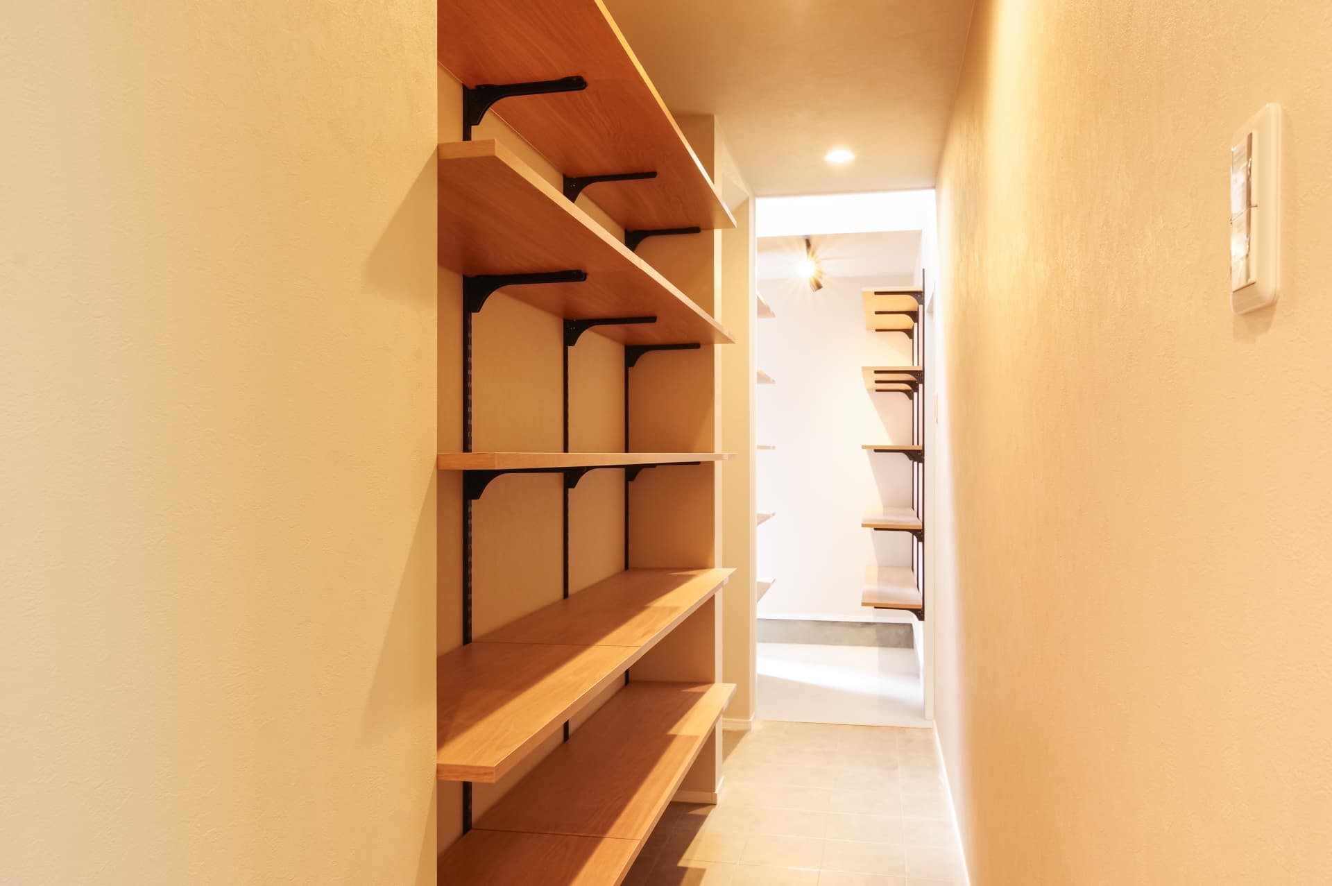 通り抜けできて家事動線がスムーズになるウォークスルークローゼット