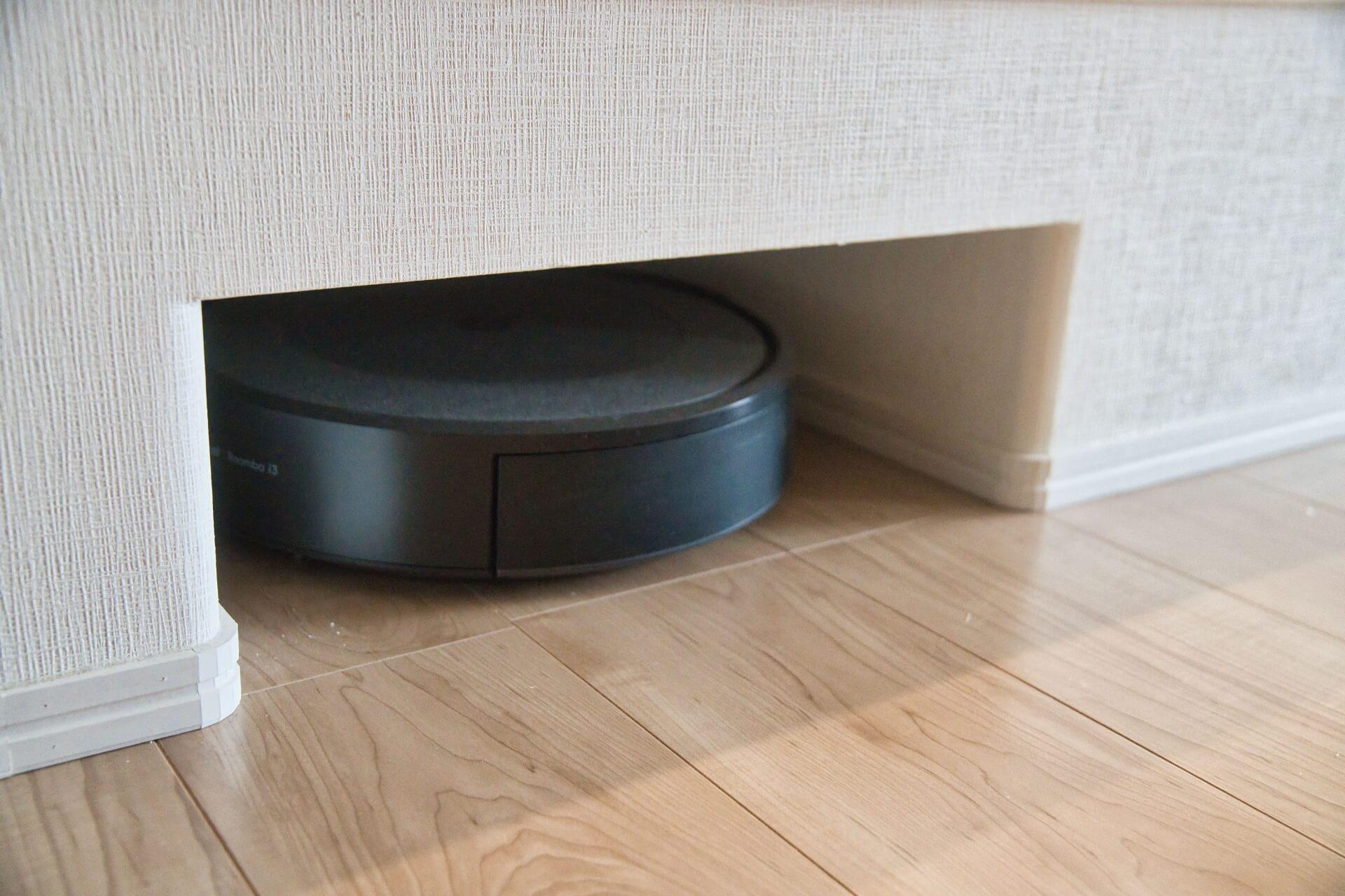 使う場所に合わせた専用収納で出し入れが楽になる掃除用具の収納スペース