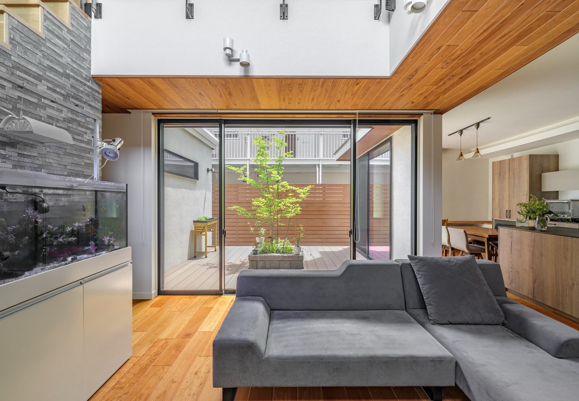 プライバシーを守りながら光と風を採り込める開放感あふれる中庭