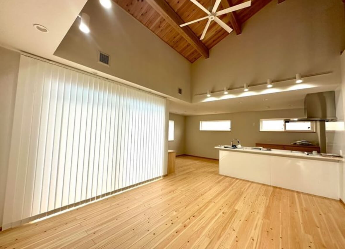 料理をしながら家族と会話を楽しめるおしゃれなオープンキッチン