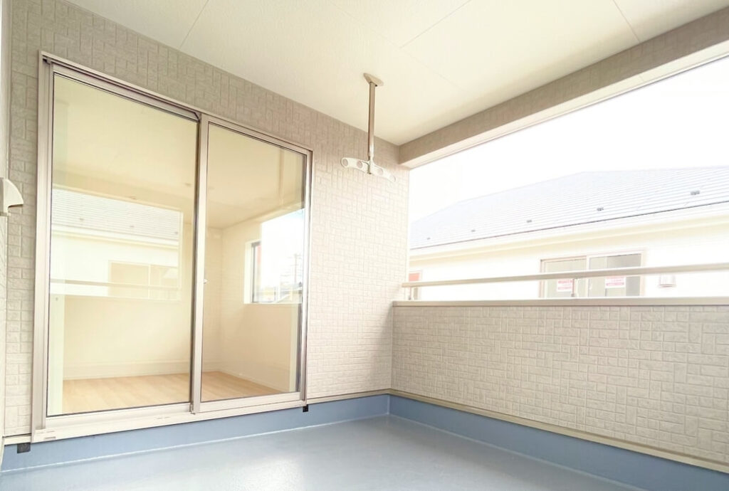 明るい光が差し込んだインナーバルコニー