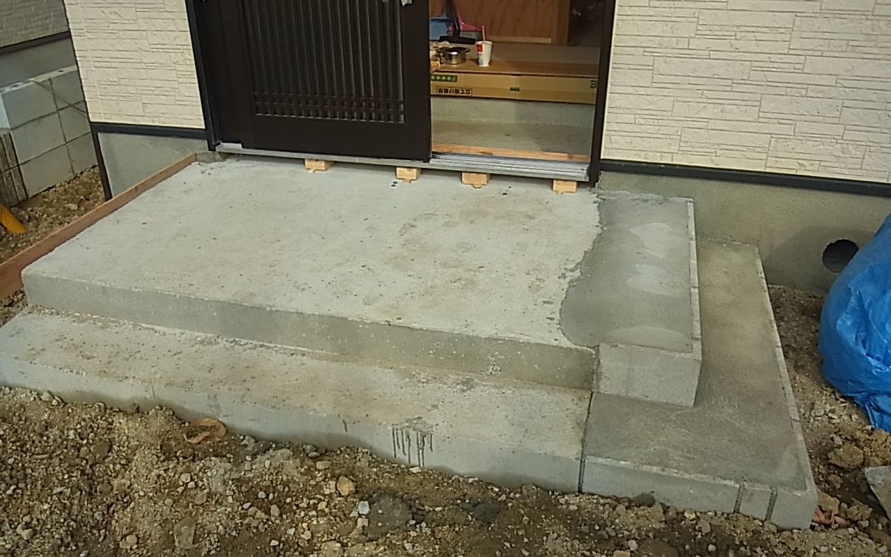 引き戸の玄関ポーチ